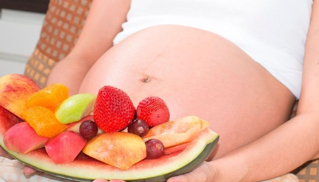 Consommer du jus de fruits pendant la grossesse améliore le développement du fœtus