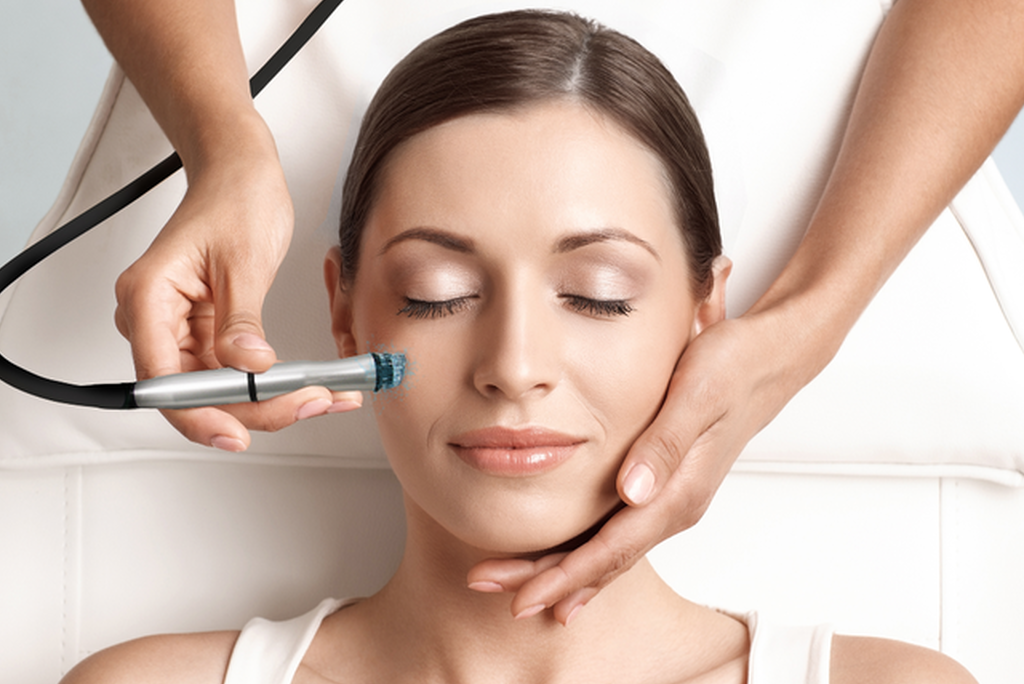 La microdermabrasion, est-ce efficace pour exfolier son visage ?