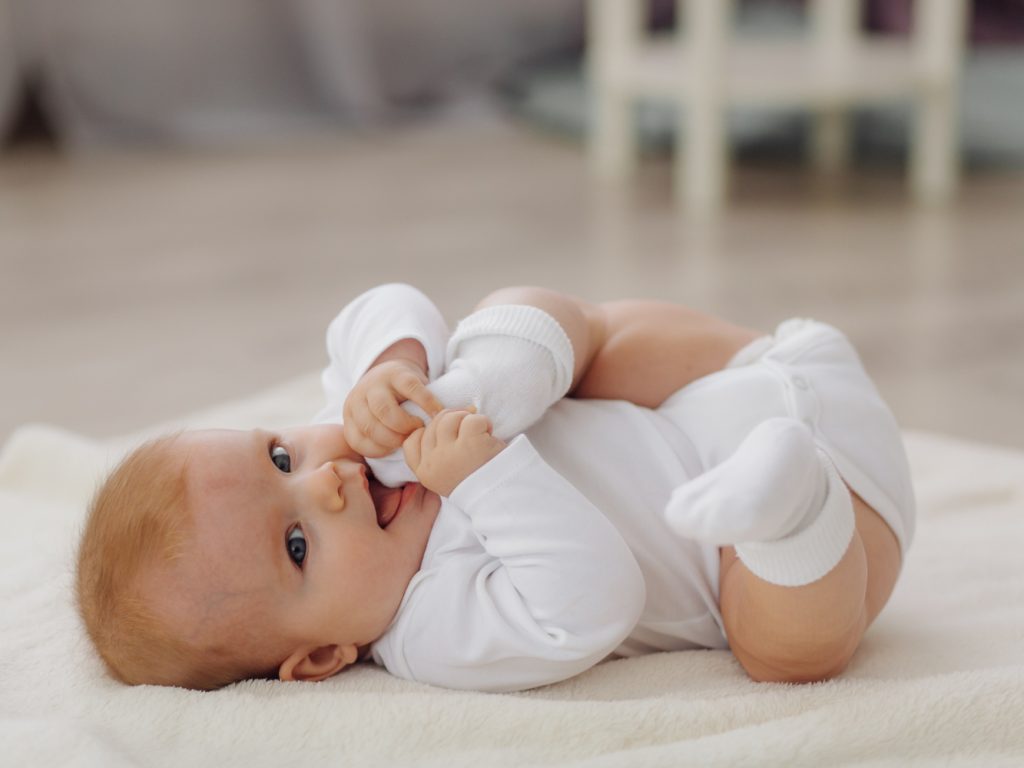 Les bons gestes pour changer la couche d’un bébé garçon